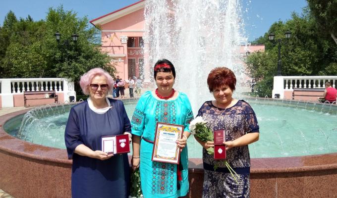 Напередодні чергової річниці Конституції України, три чарівні мешканки, нашого, Станично-Луганського району, отримали державні нагороди та обласні відзнаки.