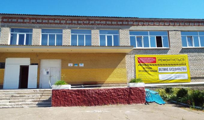 У рамках проєкту “Велике будівництво” у смт Станиця Луганська розпочався капітальний ремонт спортивної зали