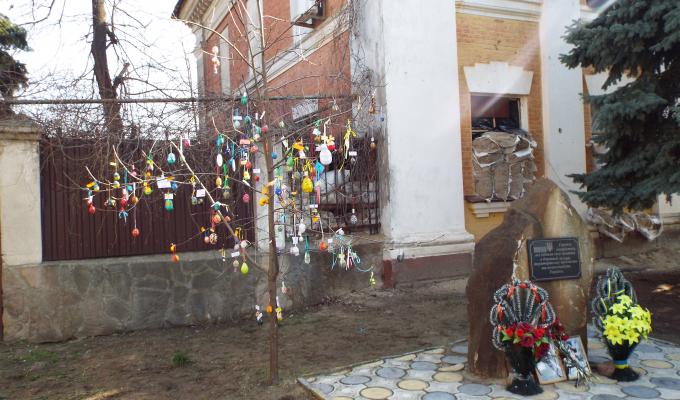 6 квітня, напередодні свята Великодня, учні закладів освіти району прикрасили писанкове диво-дерево і взяли участь у акції «Великодній кошик для героя».