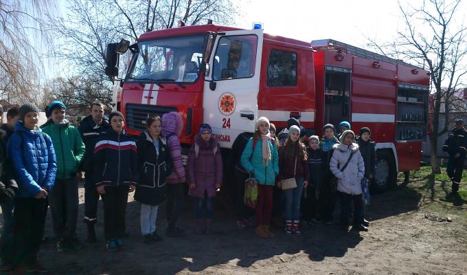 Рятувальники провели екскурсію пожежною частиною для школярів