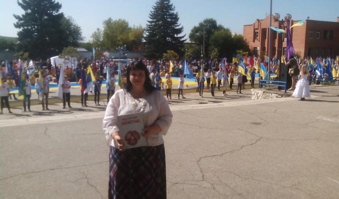 В рамках Свята Миру та Єдності, Тетяна Коновал подарувала голові Луганської обласної державної адміністрації – керівнику обласної військово-цивільної адміністрації Юрію Гарбузу книгу «Писанкова абетка»