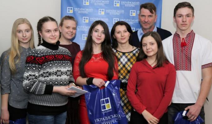 9 березня шестеро учнів шкіл Станично-Луганського району - переможці Всеукраїнського конкурсу з журналістики, який проводила редакція «Український інтерес» (м. Київ) побували у редакції видання.