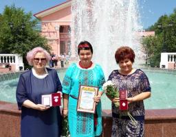 Напередодні чергової річниці Конституції України, три чарівні мешканки, нашого, Станично-Луганського району, отримали державні нагороди та обласні відзнаки.