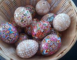 В рамках свята Миру та Єдності заслужена майстриня народної творчості України, Народний майстер Луганщини, член Національної спілки майстрів народного мистецтва України Тетяна Коновал для всіх бажаючих провела майстер-клас писанкарства.
