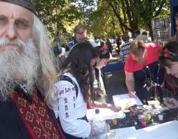 Свято Миру та Єдності. Лев Скоп проводить майстер-клас з малювання янголів.