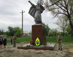 8 травня 2018 року з нагоди Дня пам’яті та примирення в Сквері Слави смт. Станиця Луганська пройшов районний урочистий мітинг