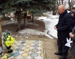 В День Українського Добровольця учні шкіл району разом з головою Станично-Луганської райдержадміністрації поклали квіти до пам’ятного знаку загиблим під час визволення Станиці Луганської