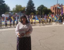 В рамках Свята Миру та Єдності, Тетяна Коновал подарувала голові Луганської обласної державної адміністрації – керівнику обласної військово-цивільної адміністрації Юрію Гарбузу книгу «Писанкова абетка»