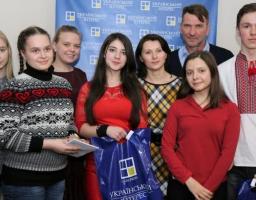 9 березня шестеро учнів шкіл Станично-Луганського району - переможці Всеукраїнського конкурсу з журналістики, який проводила редакція «Український інтерес» (м. Київ) побували у редакції видання.